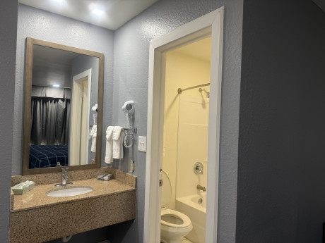 Lockhart Inn - Bath Room