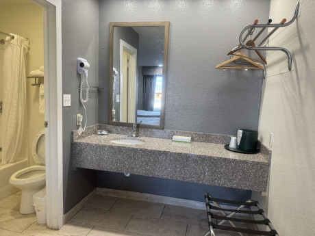 Lockhart Inn - Bath Room