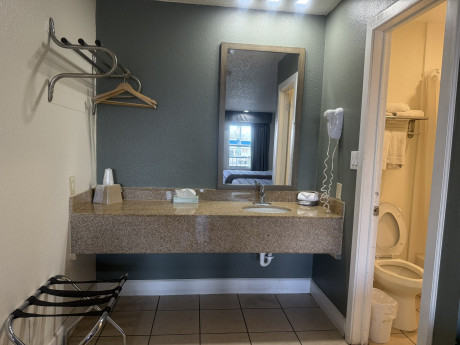 Lockhart Inn - Bath Room